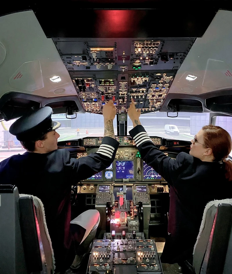 Interior de la cabina del “Gen 738 flight training device” de Lasa Dynamics. Foto: Lasa Dynamics